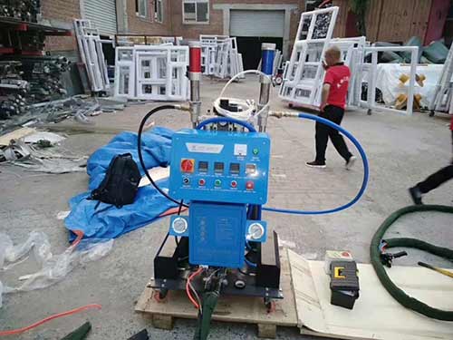 聚氨酯噴涂施工機(jī)械